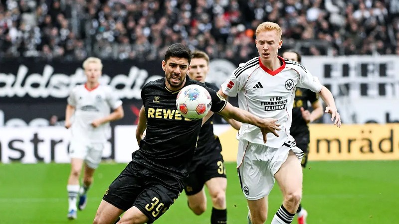 Frankfurt gặp khó trước Koln